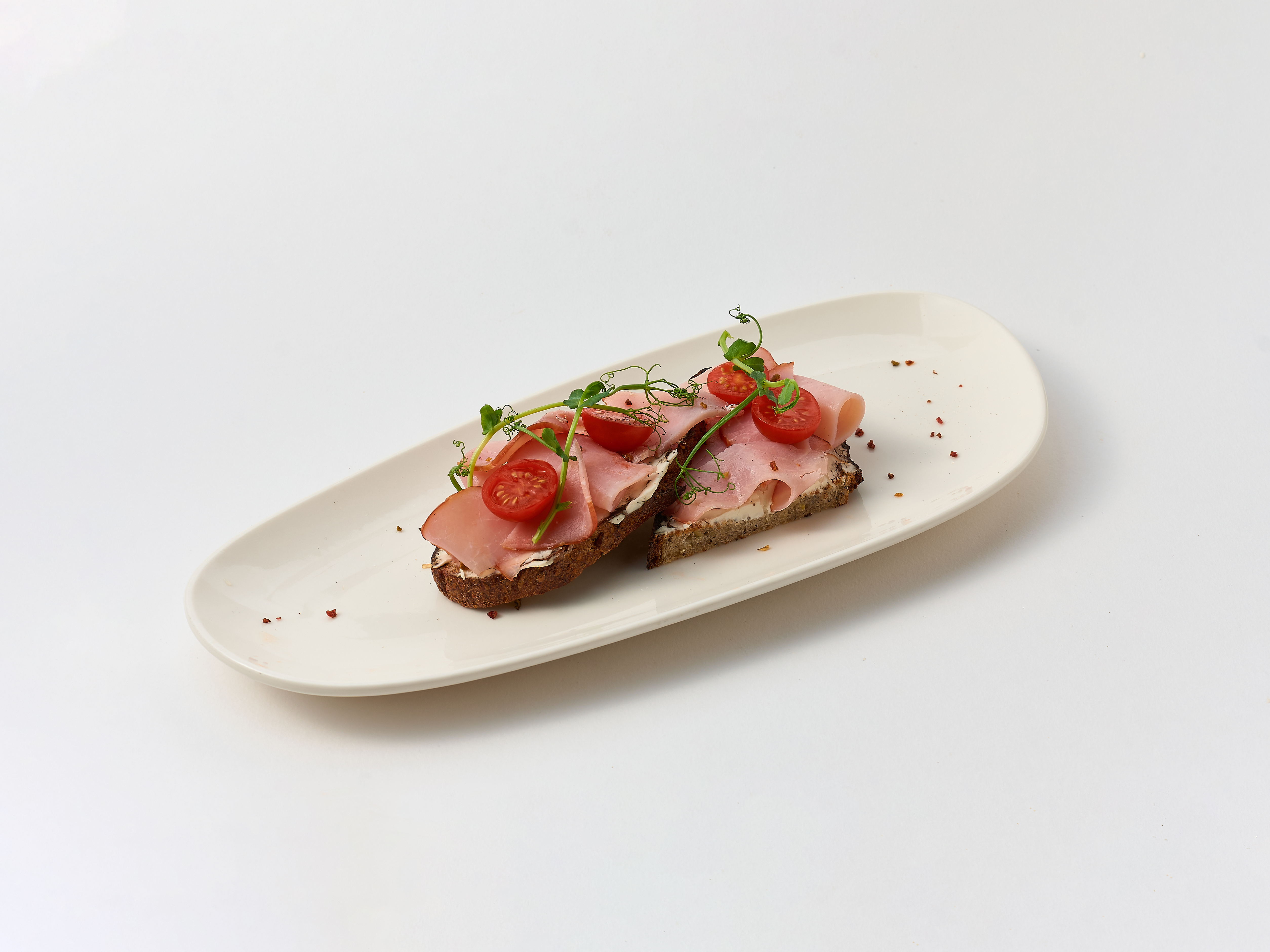 Брускетты с вяленым мясом и томатом черри<br>